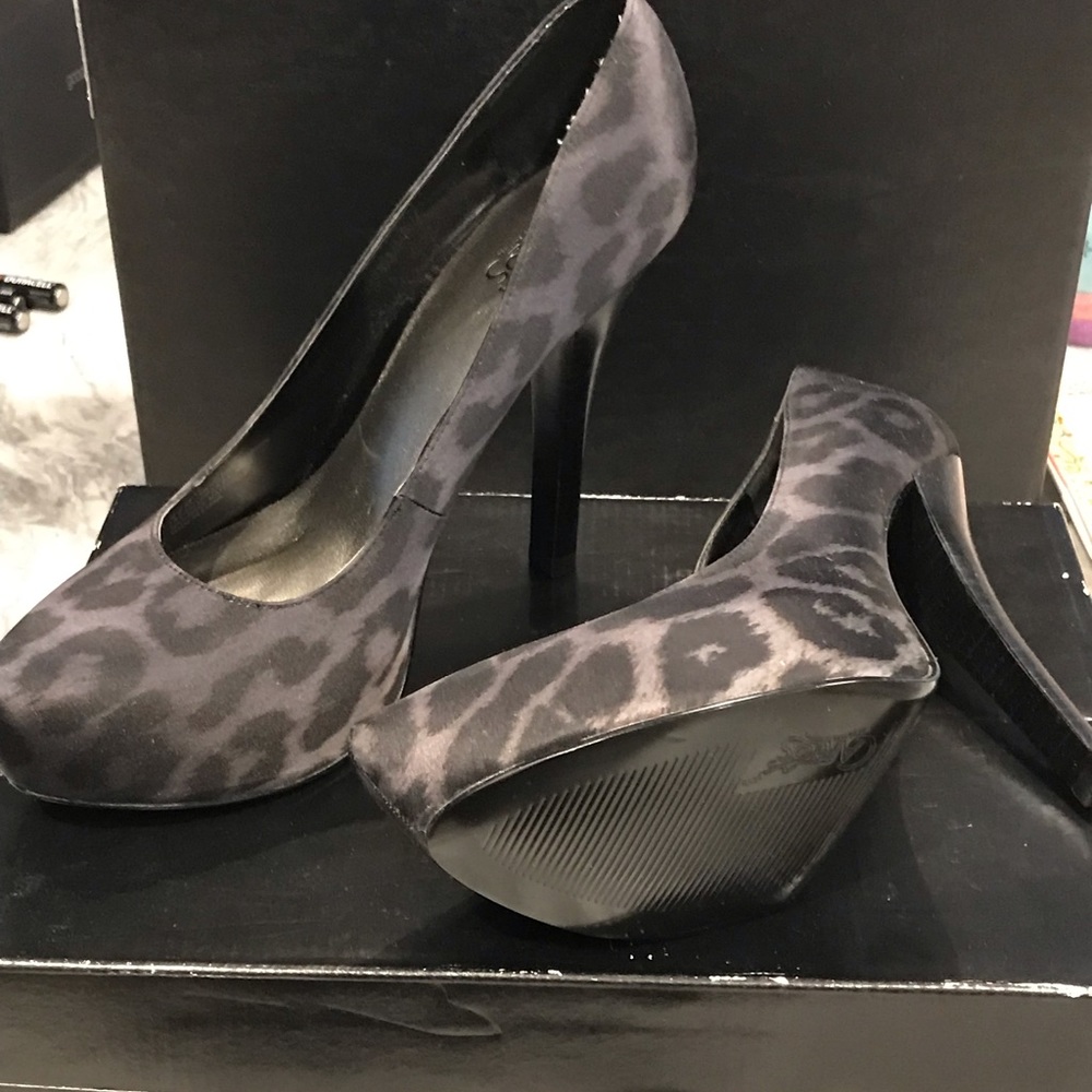 Blue/Black leopard heel